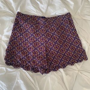 Printed purple scalloped shorts